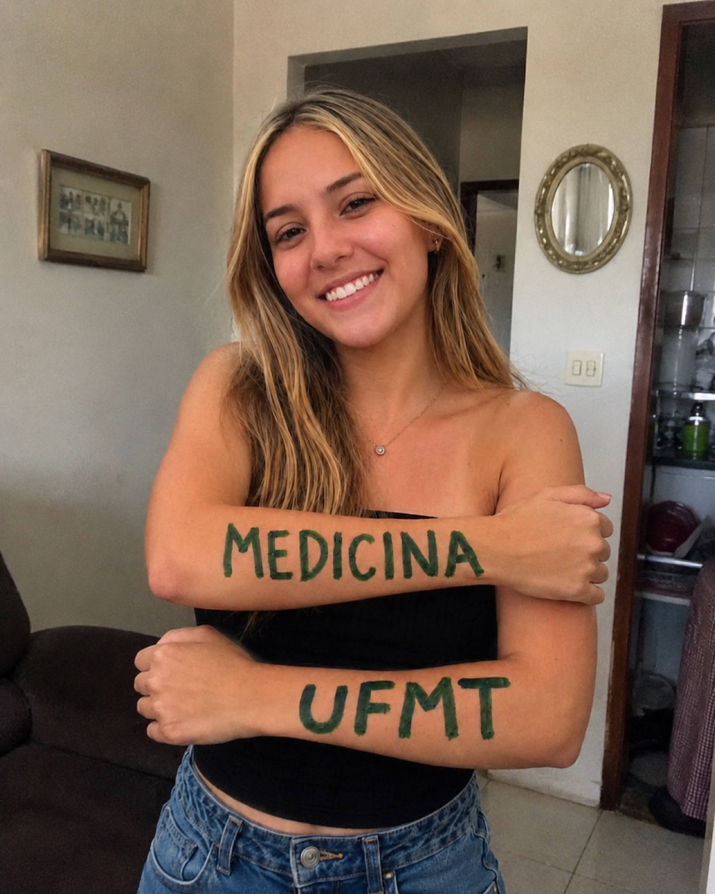Foto de Júlia, com aprovação em Medicina · UFMT